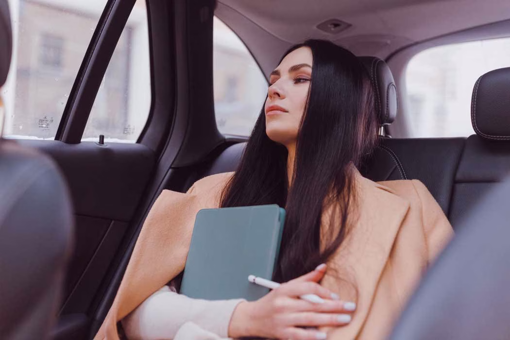 vrouwelijke-manager-in-taxi
